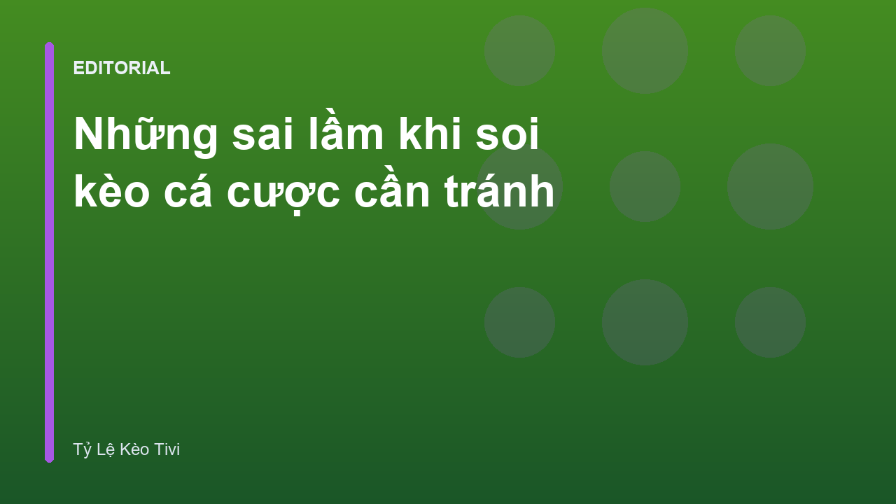 Người chơi bóng đá đang phân tích dữ liệu trên máy tính